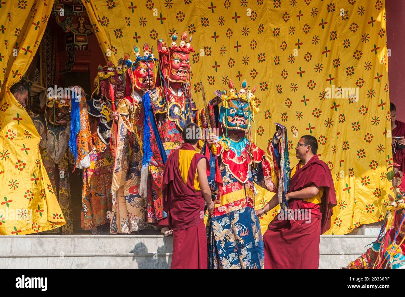 Kathmandu, Nepal - 19. Februar 2012: Die tibetisch-buddhistische Gemeinde feiert Losar, (tibetisches Neujahr) im Kloster Shchen in der Nähe von Boudhanath. Stockfoto