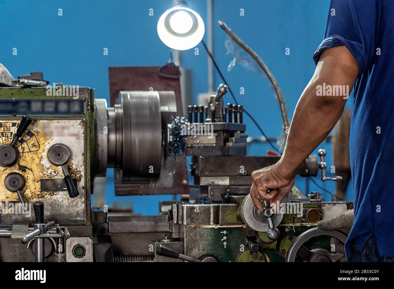 Professionelle Maschinenhandarbeit mit Drehmaschinen in der Metallfabrik, Drehmaschinenkonzept Stockfoto