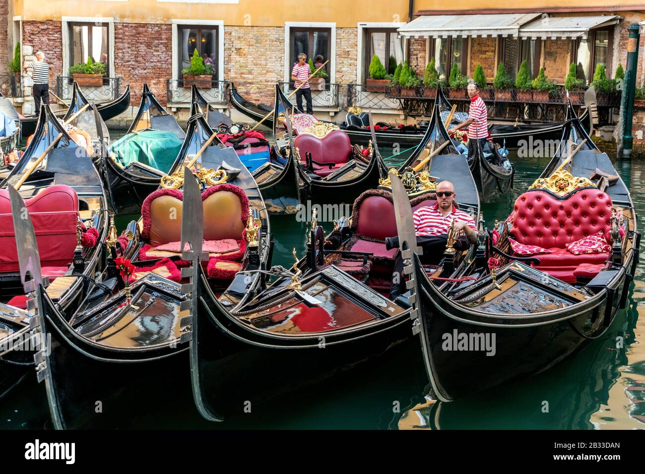 Gondelier wartet in Gondeln für Kunden, Venedig, Italien Stockfoto