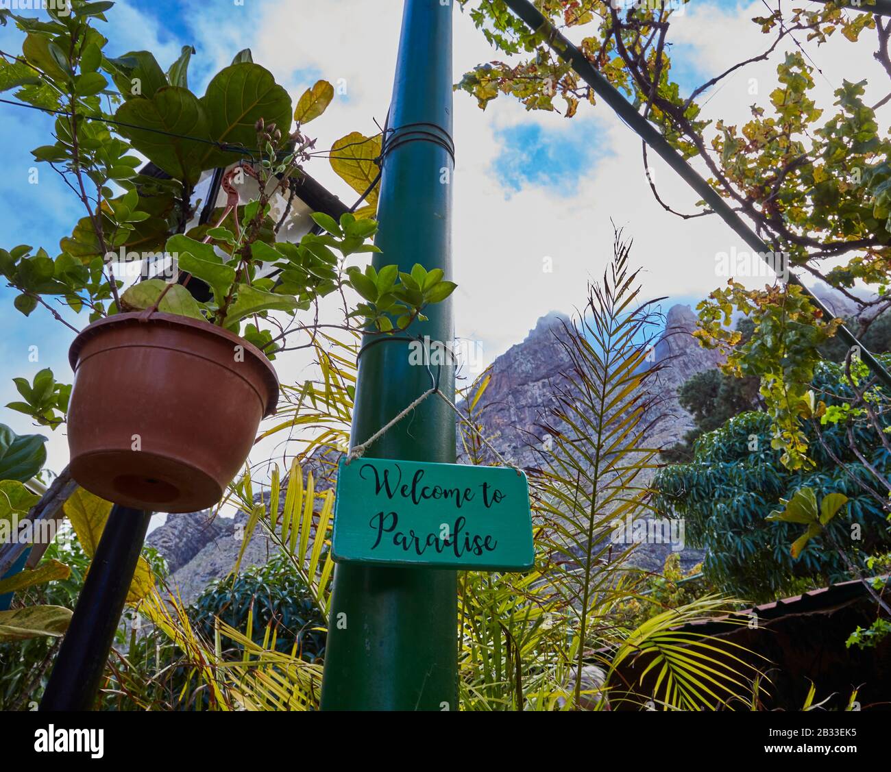 Schild "Willkommen im Paradies" mit Bergen und blauem Himmel im Hintergrund, Gran Canaria, Grand Canary, Spanien Stockfoto