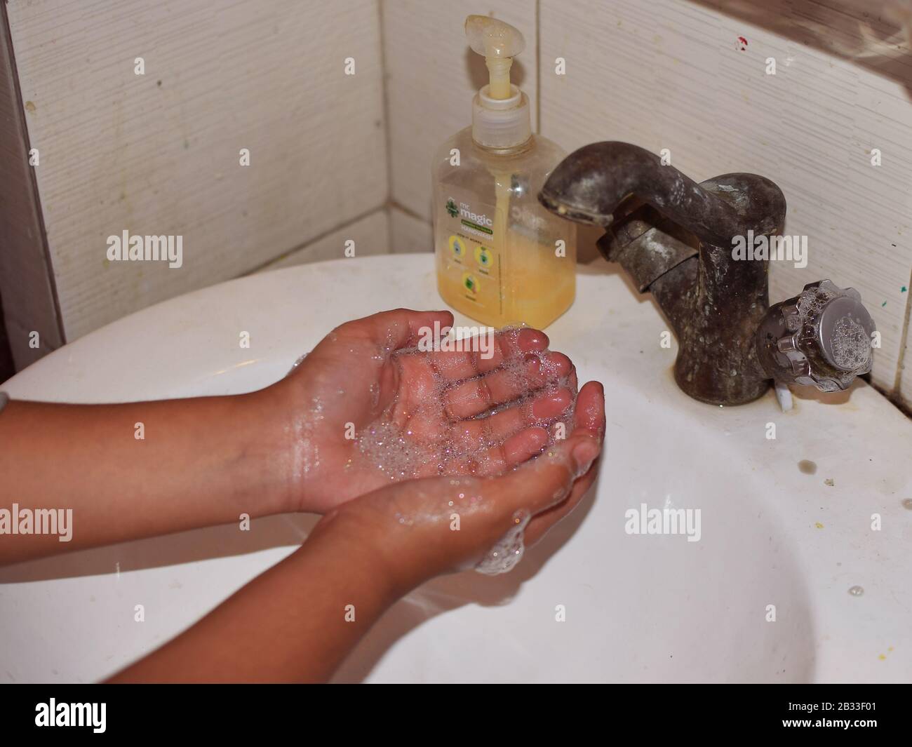 Corona-Virus - das Händewaschen mit Handseife oder Desinfektionsmittel verhindert, dass das tödliche Corona-Virus oder die Grippe-Krankheit verbreitet oder erkrankt wird Stockfoto
