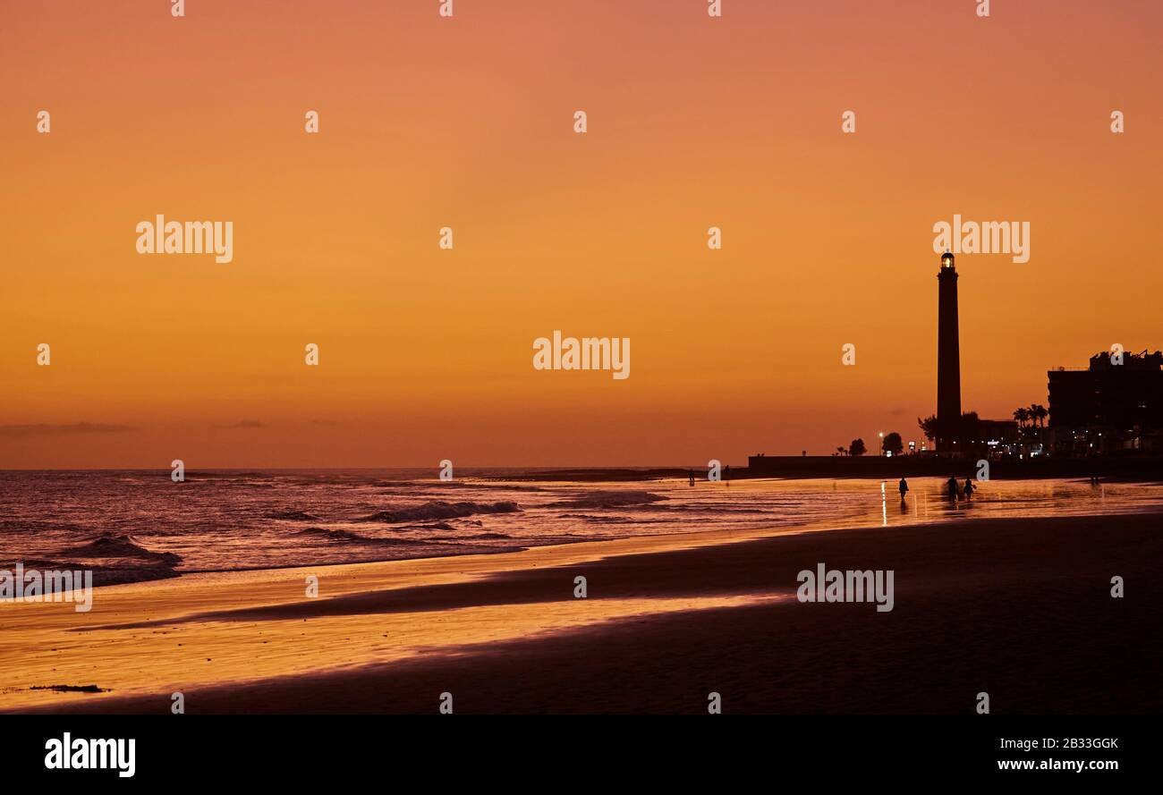 Wunderschöner goldener Sonnenuntergang in der Nähe von Maspalömas, Grand Canary - Gran Canaria, Spanien. Stockfoto