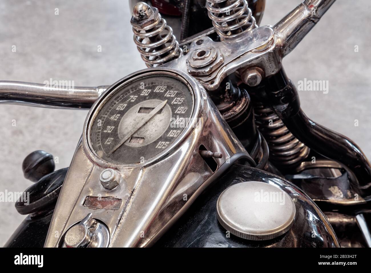 Nahaufnahme von Tank und Tacho eines Oldtimer-Motorrads Stockfoto