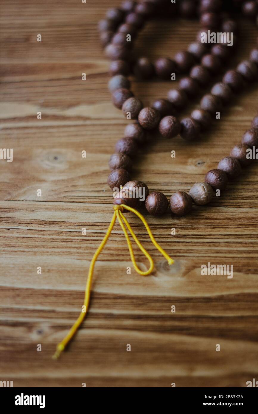 Rudraksha japa mala. Rosary aus Rudraksha-Samen Stockfoto