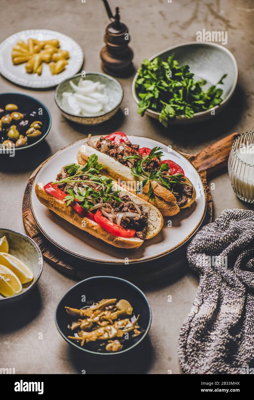 Traditionelles türkisches Fleisch-Sandwich Tantuni mit Rindfleisch zum Mittagessen Stockfoto