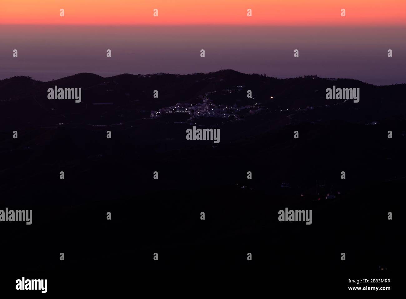 Sonnenaufgang über dem Iznate Gebirge in der Region Axarquia in Andalucia, Spanien Stockfoto