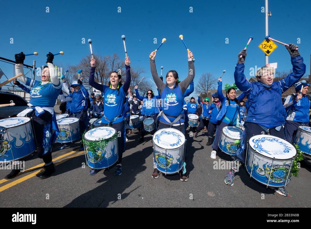 Mitglieder der Fogo Azul All-female Drumline Marching Band wärmen sich auf, bevor sie in der St. Patrick's Day Parade für Alle in Sunnyside, Queens, New marschieren Stockfoto