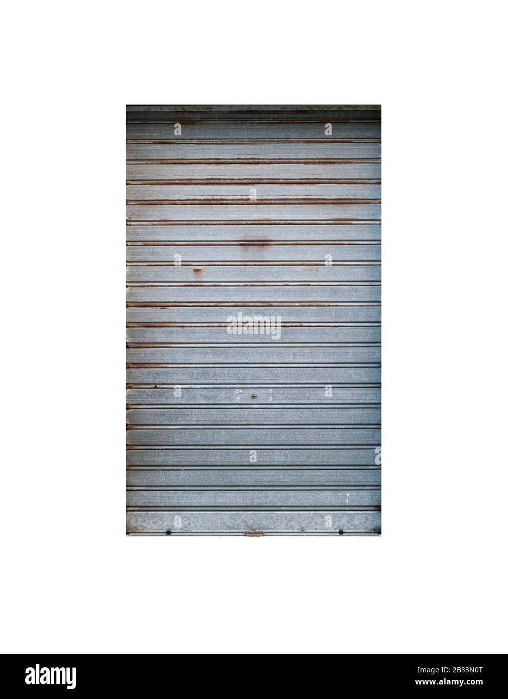 Geschlossene graue rostige Lagertür isoliert auf weißer Fotostruktur mit flachem Hintergrund Stockfoto