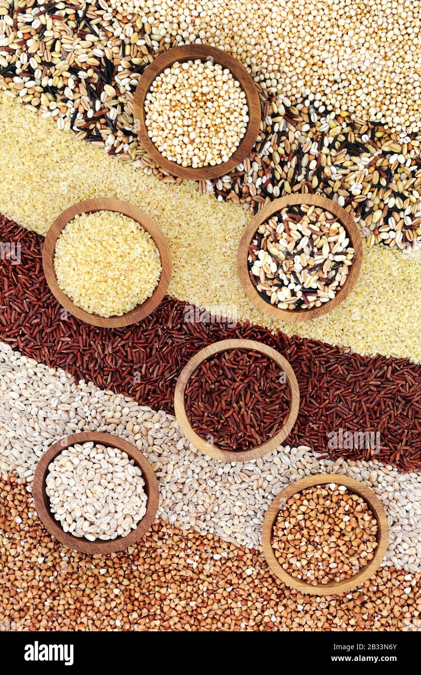 Gesundes Superkornfutter mit gebucktem Quinoa, mehreren Körnern, Bulgur Weizen, rotem Reis, Perlgerste und Buchweizen. Stockfoto
