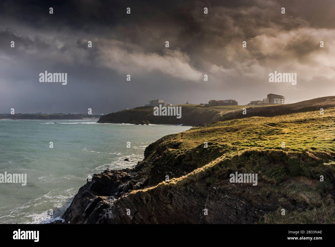 Sturmwolken sammeln sich über Newquay, als Storm Jorge an der Küste Cornwalls ankommt. Stockfoto