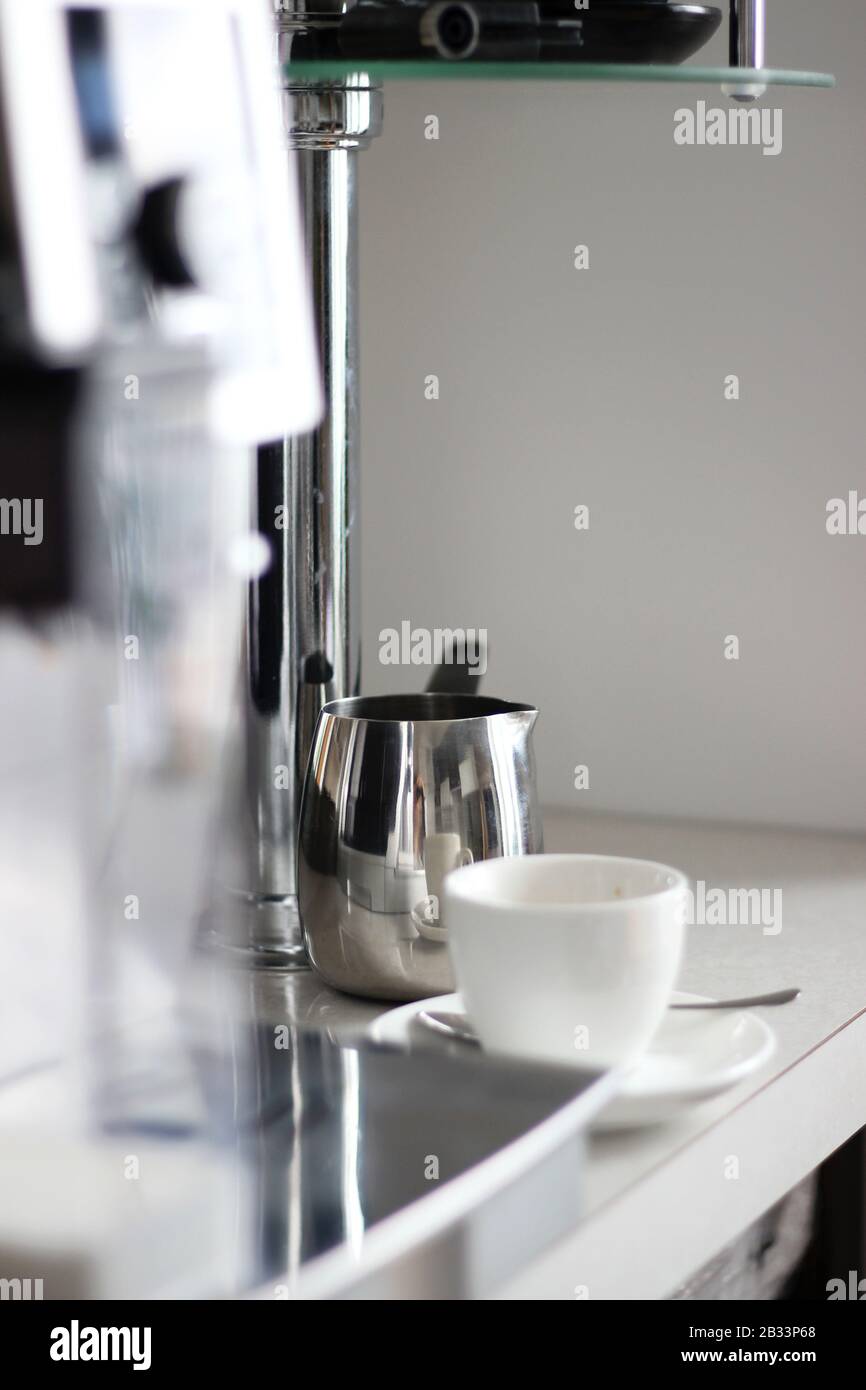 Home Bar Counter View mit Espresso-Maschine, Kaffeebecher, Milchbecher. Kaffeepause. Innendesign Der Küche. Stockfoto