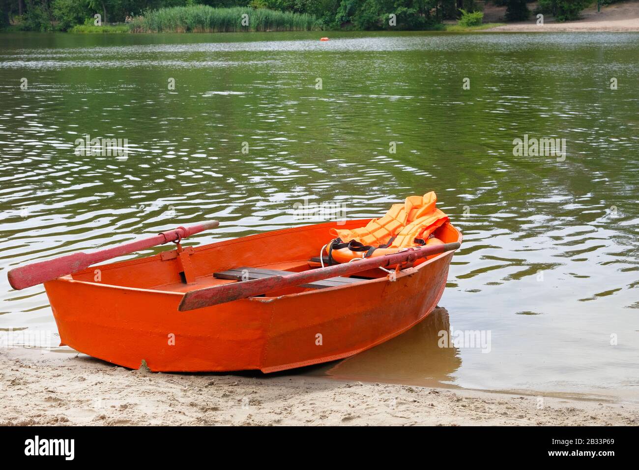 Outfit des Rettungsschwimmers auf dem Wasser im Sommerboot, Rettungsweste, Rettungsschwimmerjacke in orangefarbenem Farbton. Hilfe im Wasser. Stockfoto