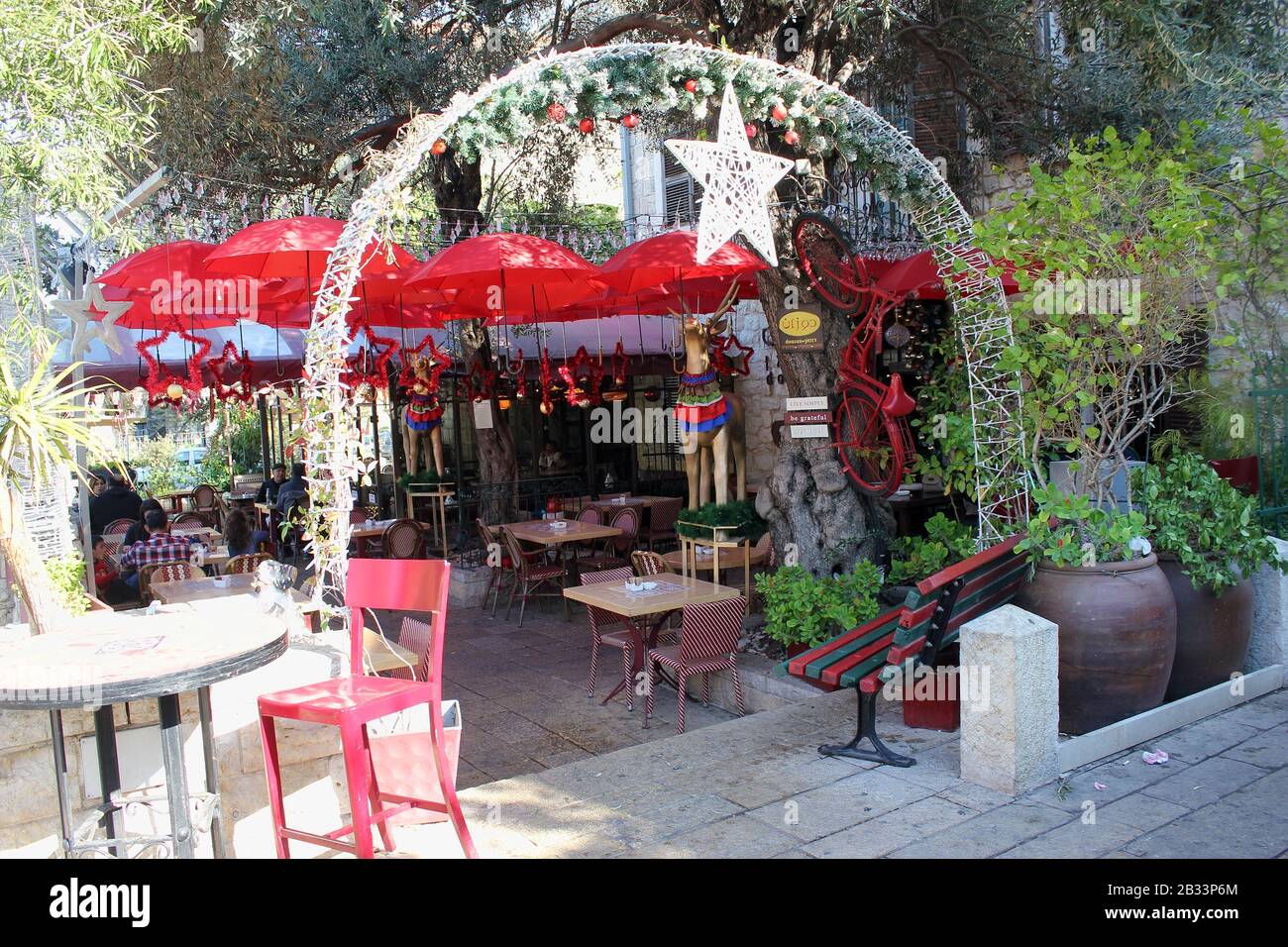 Netanya, Israel - 22. Dezember 2019: Weihnachtsinstallationen und Dekorationen in Cafés und auf den Straßen der Stadt. Israel ist ein altes Land mit einem Multin Stockfoto
