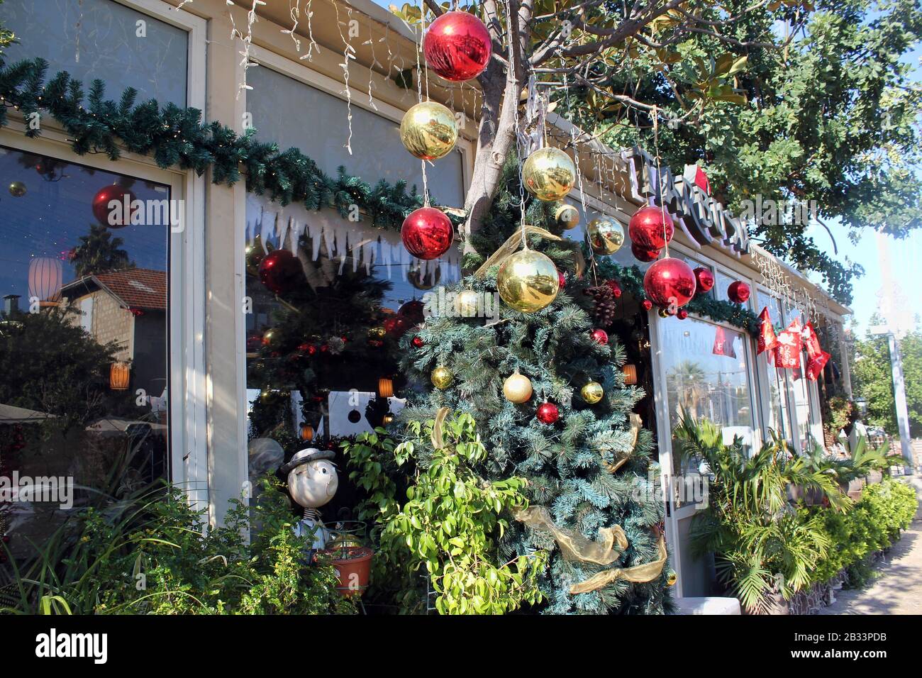 Netanya, Israel - 22. Dezember 2019: Weihnachtsinstallationen und Dekorationen in Cafés und auf den Straßen der Stadt. Israel ist ein altes Land mit einem Multin Stockfoto