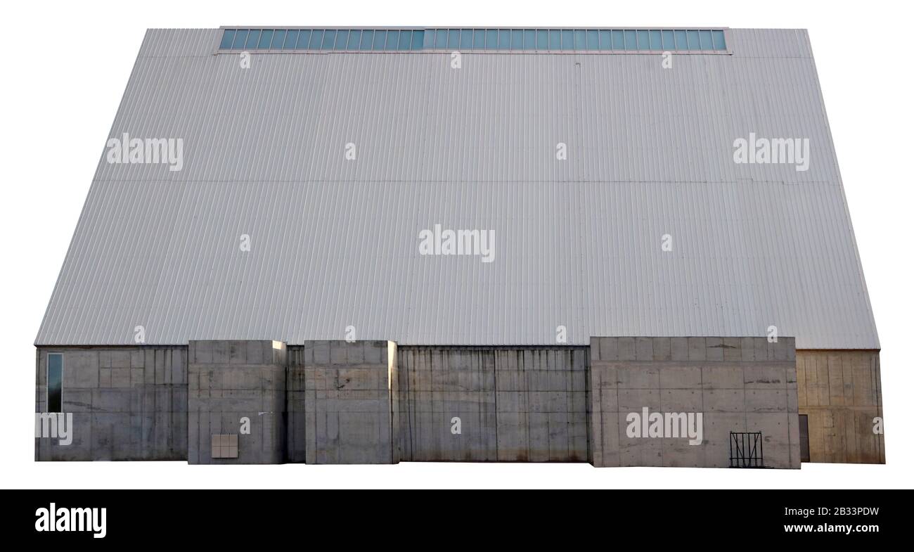 Das Dach des einfachen, modernen, ländlichen, unvollendeten Schuppen ist mit großen grauen Platten aus Stahlziegeln bedeckt. Isoliert auf weiß Stockfoto