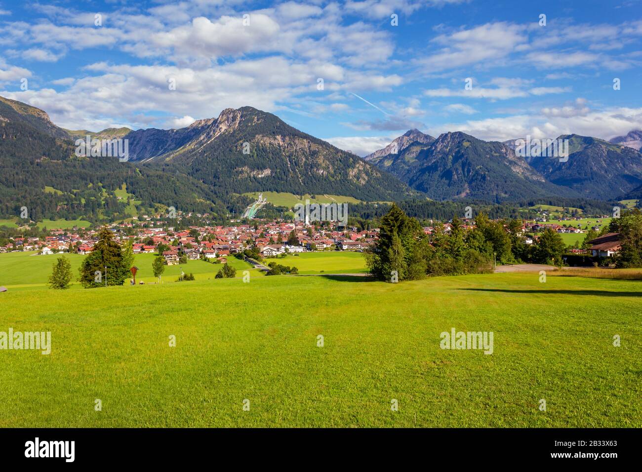 Landschaftsbild der Allgäuer Alpen mit Schanze in Oberstdorf Stockfoto