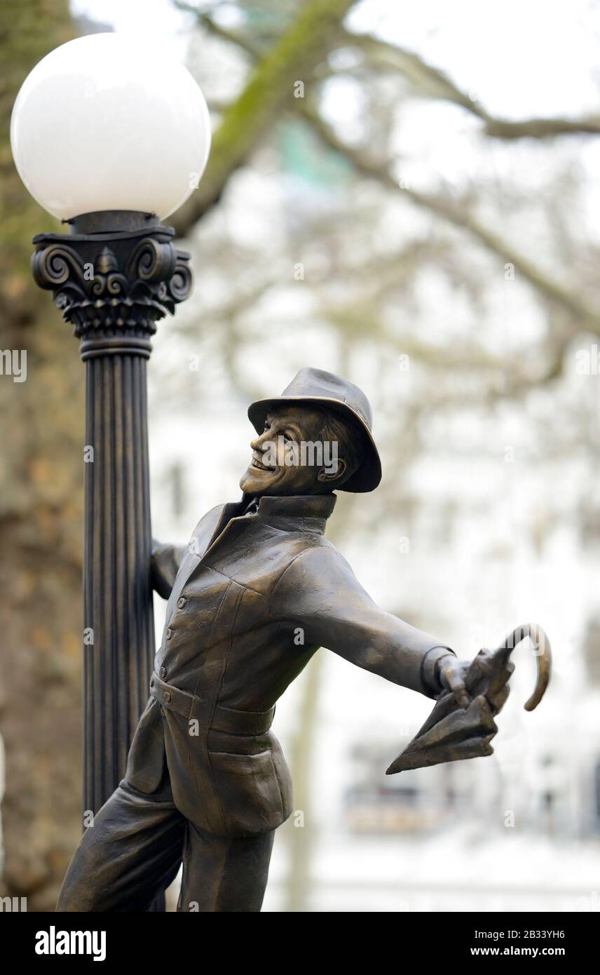 London, England, Großbritannien. "Scenes in the Square"-Standattrail - Gene Kelly im "Sing in the Rain" Stockfoto