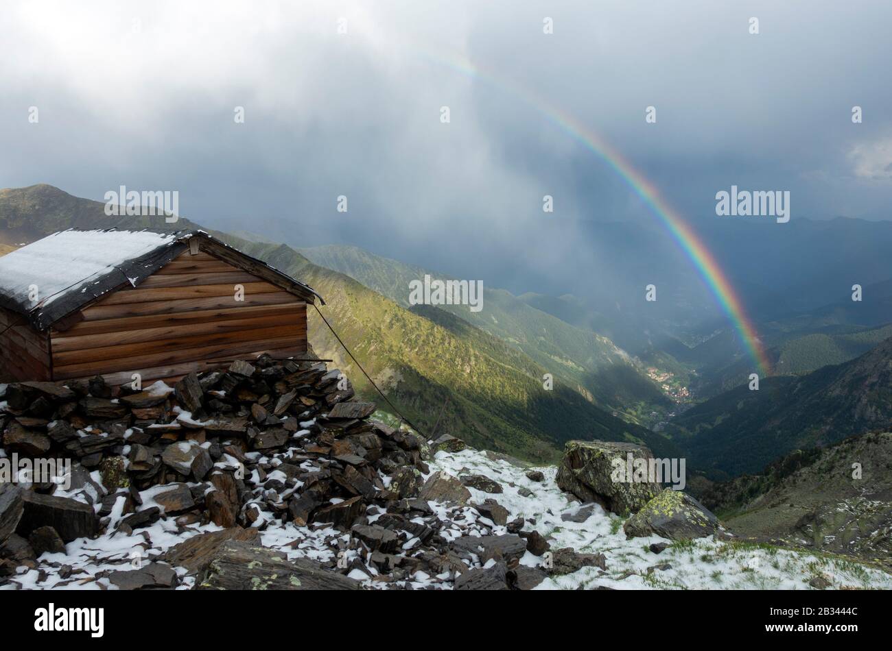 Berghütte und rainbow.Comapedrosa Natural Park.Pyrenees.Andorra Stockfoto