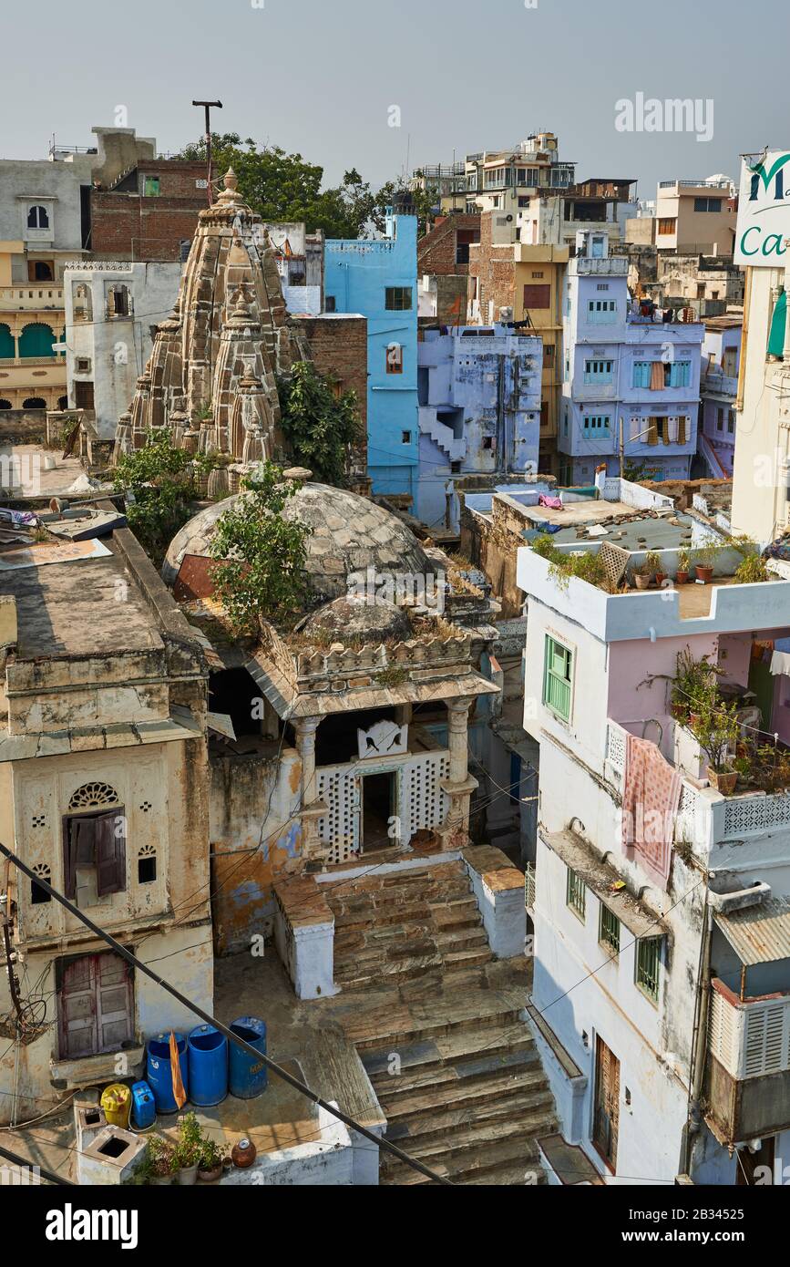 Kleiner hindu-versuchel zwischen den Häusern von Udaipur, Rajasthan, Indien Stockfoto