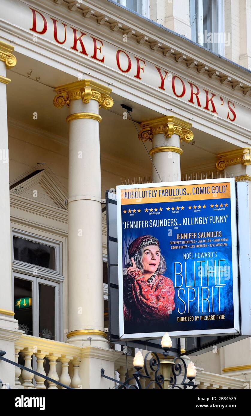 London, England, Großbritannien. "Blithe Spirit" im Theater des Dukes of York (März 2020) Stockfoto