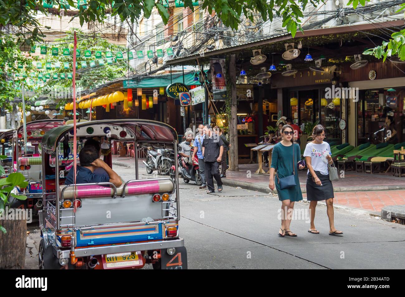 Bangkok, Thailand - 1. November ,2019: Backpacking Bezirk Khao San Road ist der Reisende Hub von Südostasien mit Bars und Restaurants. Stockfoto