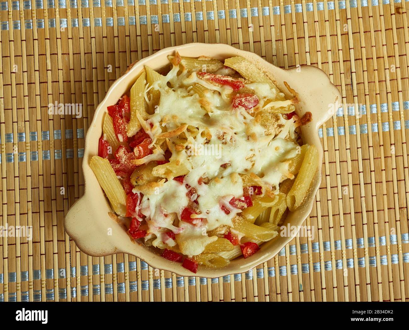 Eingepickter Pfeffer Macaroni und Käse, Backform mit Butter Stockfoto