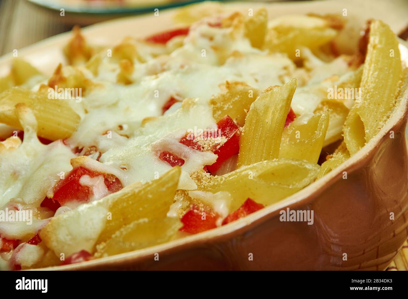 Eingepickter Pfeffer Macaroni und Käse, Backform mit Butter Stockfoto