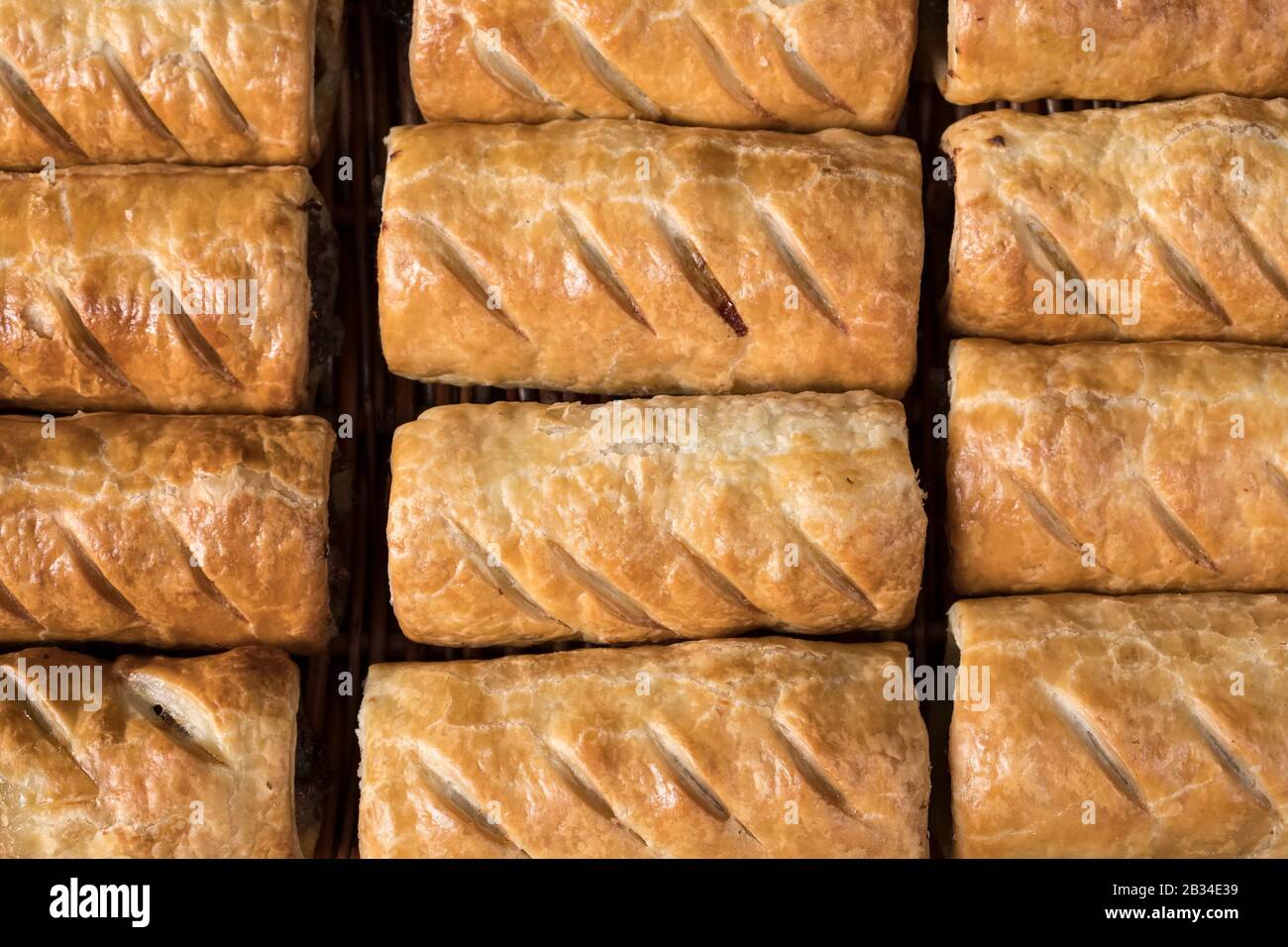 Eine Nahaufnahme frisch gebackener hausgemachter Wurstbrötchen, heiß aus dem Ofen Stockfoto Eine Nahaufnahme frisch gebackener hausgemachter Wurstbrötchen, heiß aus dem Ofen Stockfoto