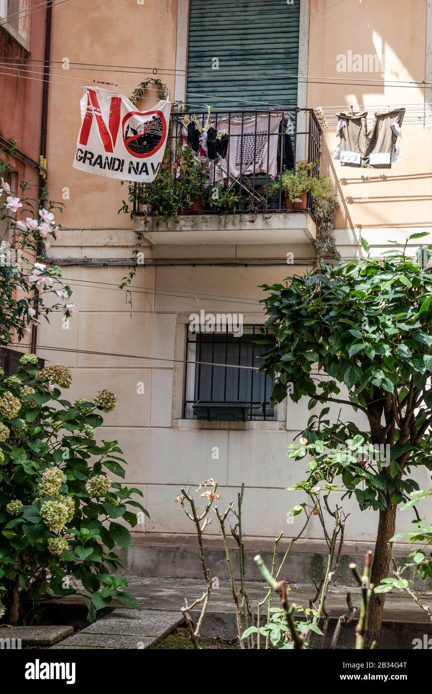 "No Grandi Navi"-Banner hängt von den Fenstern. Einheimische protestieren gegen die vielen Kreuzfahrtschiffe in Venedig, Italien. Stockfoto