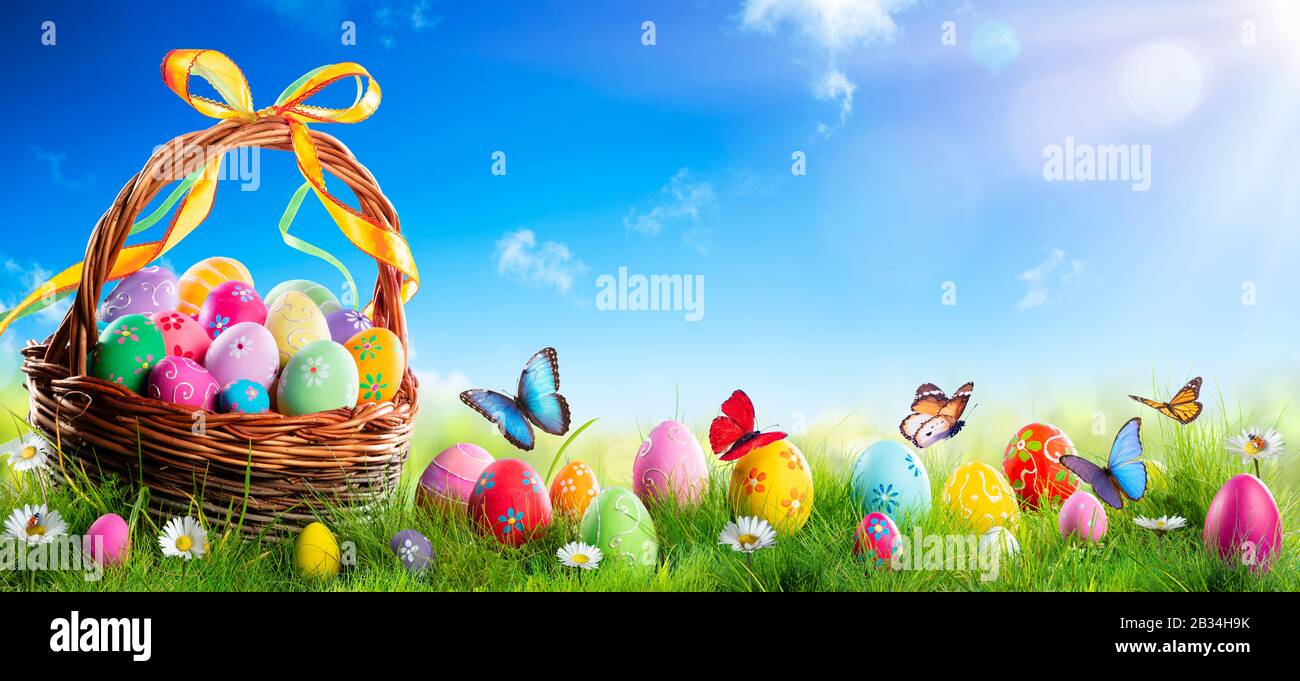 Ostern Bemalte Eier In Korb Auf Gras Mit Sonnigen Frühling Hintergrund Stockfoto