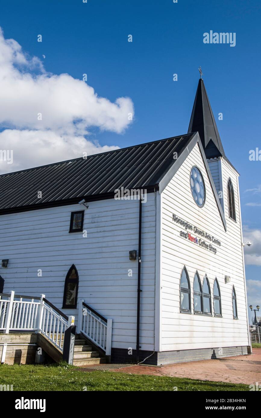 Ein Portraitfoto des westlichen Endes der norwegischen Kirche in Cardiff Bay, Südwales, an einem lustigen und sonnigen Märznachmittag. Stockfoto