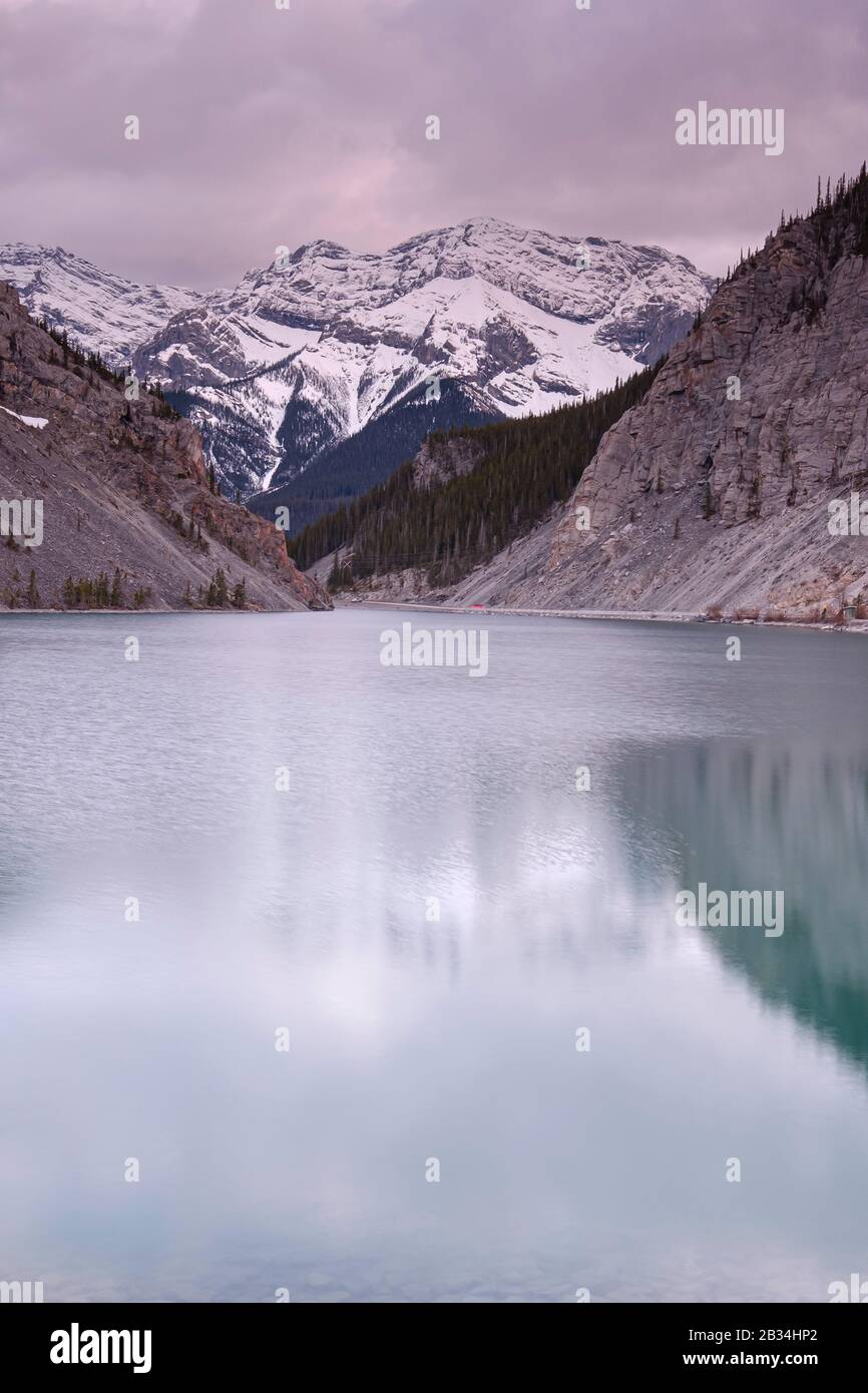 Bunter See mit Quellwald und Reflexionen in kanadischen Rockies. Die Seen von Bassi in der Nähe von Canmore in den Rocky Mountains. Alberta. Kanada. Stockfoto