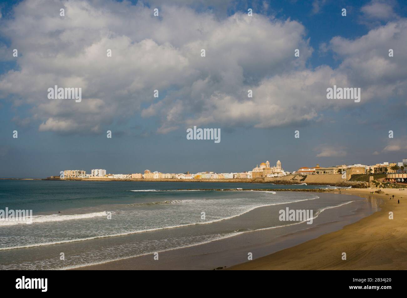 Blick auf die Stadt Cadiz und den Atlantik - Vista de la ciudad de Cádiz con la catedral al Fondo Stockfoto