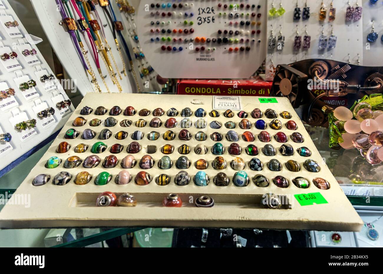 Mögliche gefälschte Glasperlen aus Murano in einem Touristengeschäft in venedig, Italien Stockfoto
