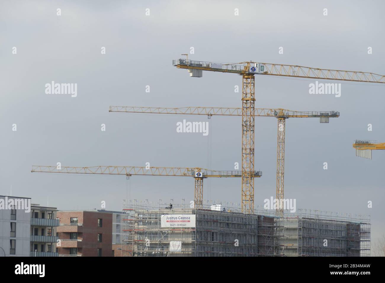Moderne Wohnbauten und Baukräne in der Bremer Überseestadt, Bremen, Deutschland, Europa Stockfoto