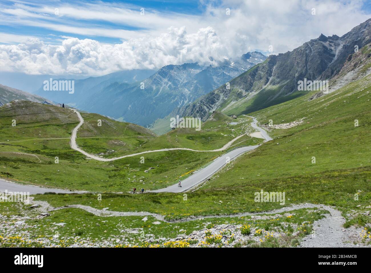 Panorama-Aufnahme des Col Agnel Pass zwischen Frankreich und Italien mit einigen Radfahrern Stockfoto