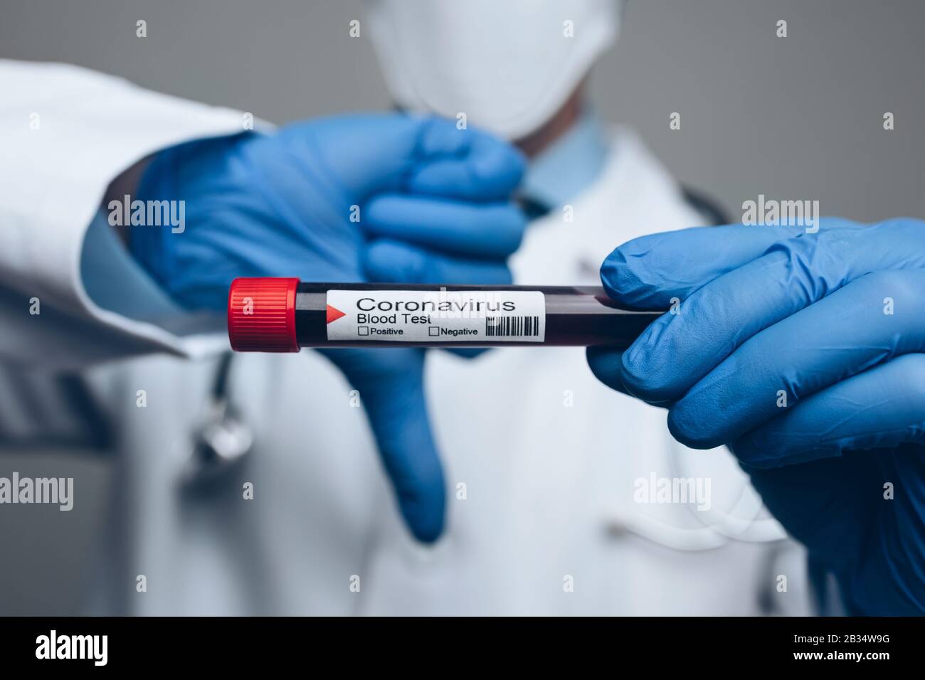 Arzt, der Atemschutzmaske trägt und die Blutprobe Coronavirus Covid-19 hält Stockfoto