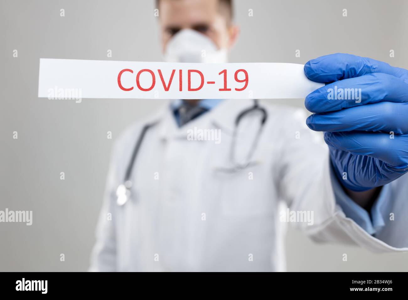 Arzt mit einer Atemmaske, die gegen die tödliche Coronavirus Covid-19-Virus-Epidemie kämpft Stockfoto