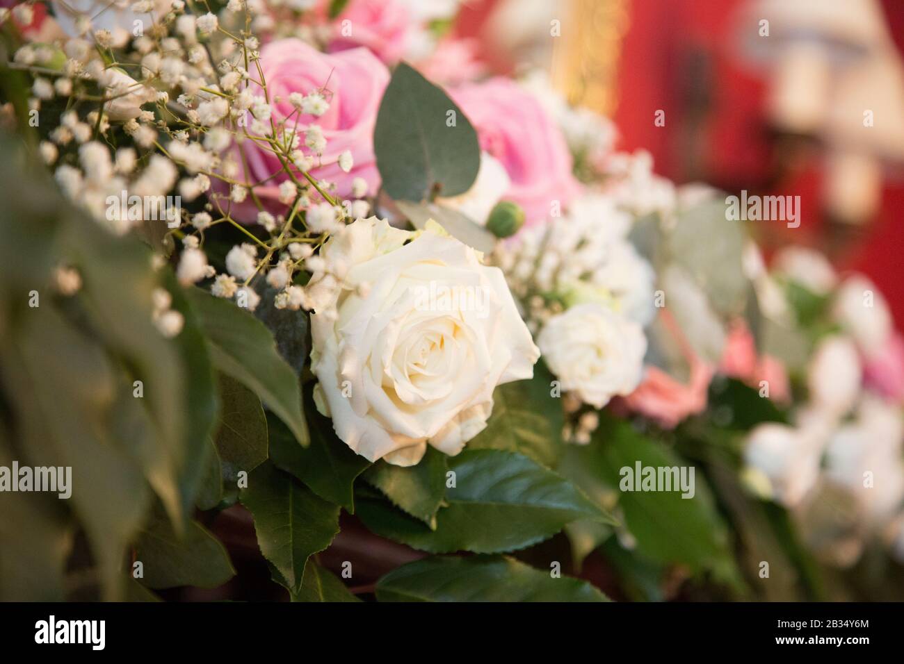 Hochzeitsblumen schmücken ein Trauzimmer an einem Hochzeitstag Stockfoto