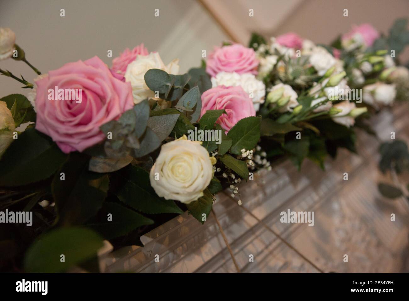 Hochzeitsblumen schmücken ein Trauzimmer an einem Hochzeitstag Stockfoto
