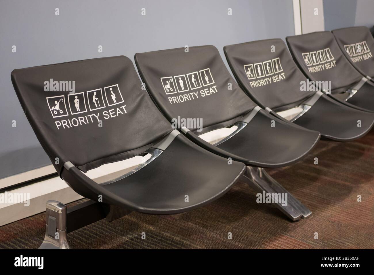 Nahansicht des Prioritätssitzes im Flughafen Stockfoto
