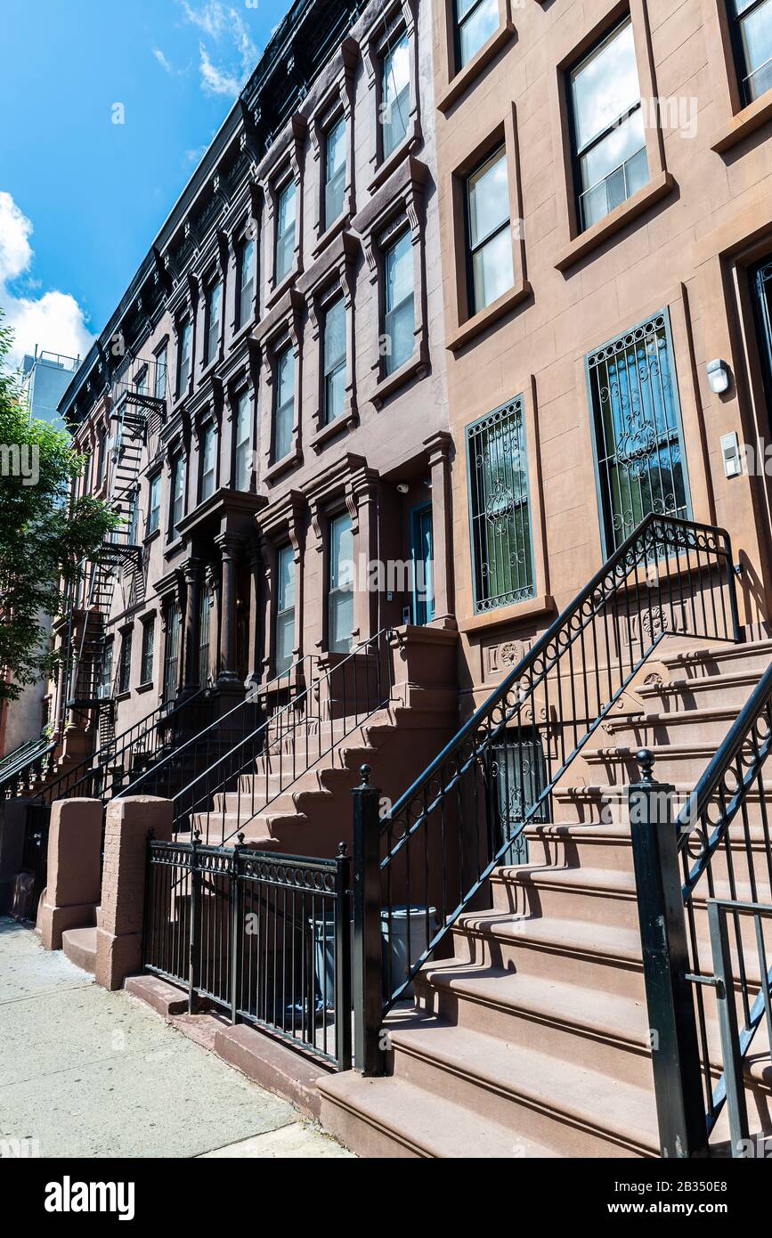 Alte typische Häuser im Harlem Stadtteil von Manhattan, New York City, USA Stockfoto