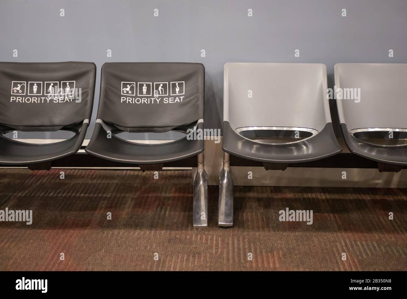 Nahansicht des Prioritätssitzes im Flughafen Stockfoto