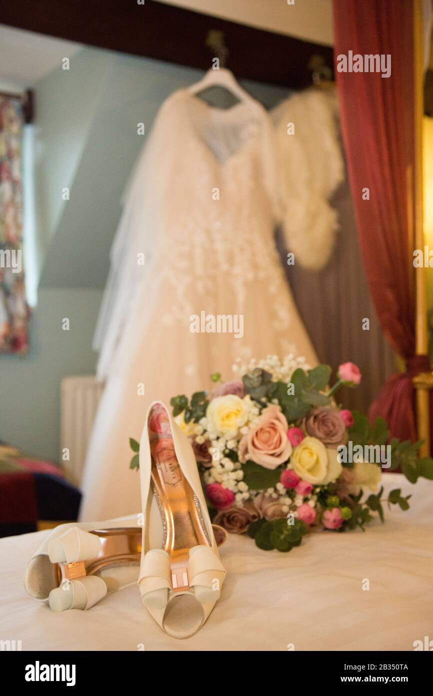 Hochzeitskleid aufhängen warten auf die getragen werden Hochzeitstag der Bräute Stockfoto
