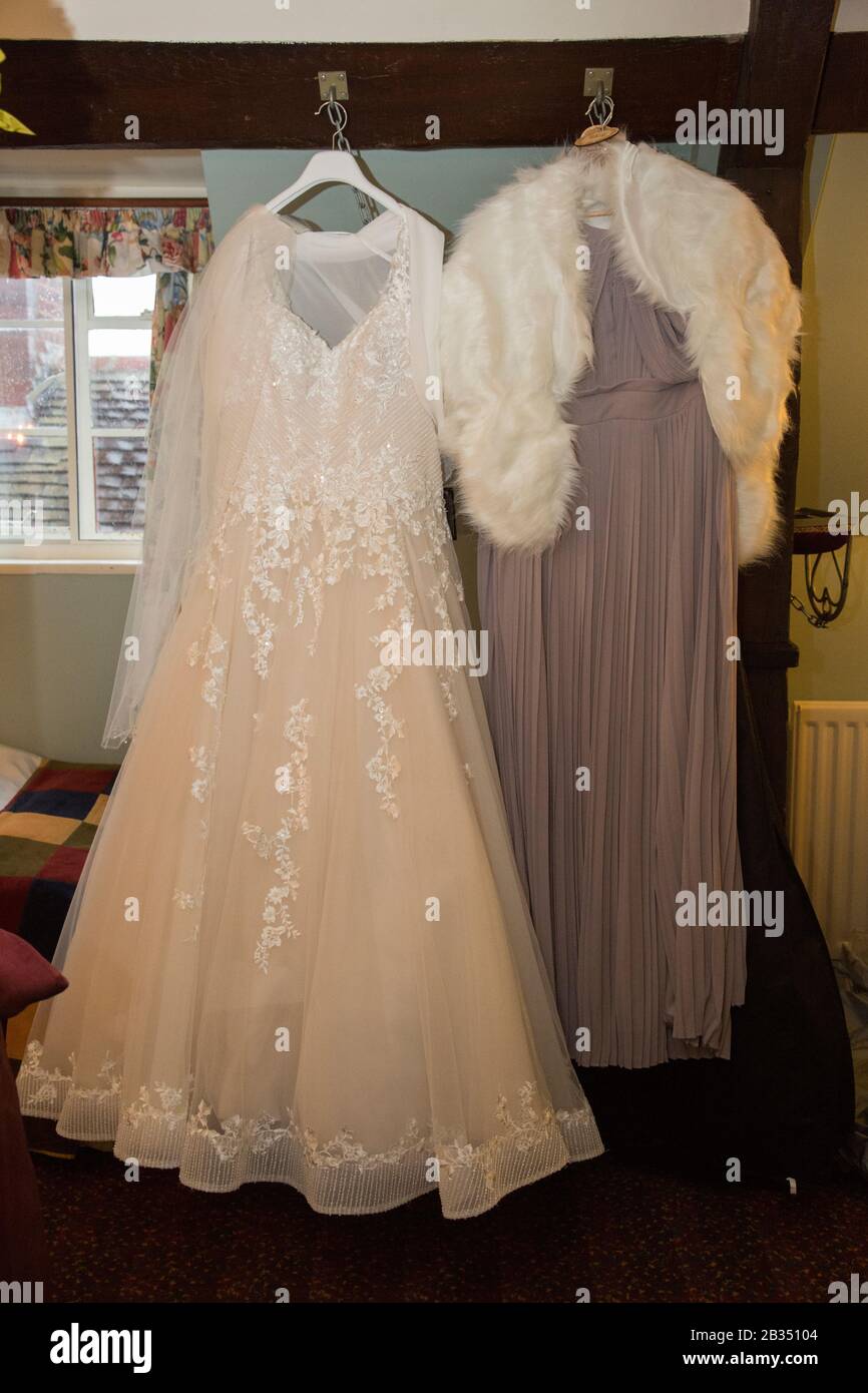 Hochzeitskleid aufhängen warten auf die getragen werden Hochzeitstag der Bräute Stockfoto