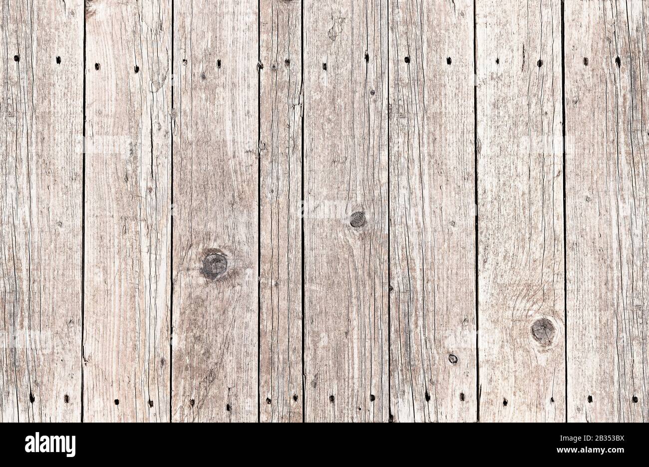 Detaillierte Holzpaletten-Textur als Hintergrund: Tischplatte mit Nahansicht von genagelten und verwitterten Holzpalettentafeln Stockfoto