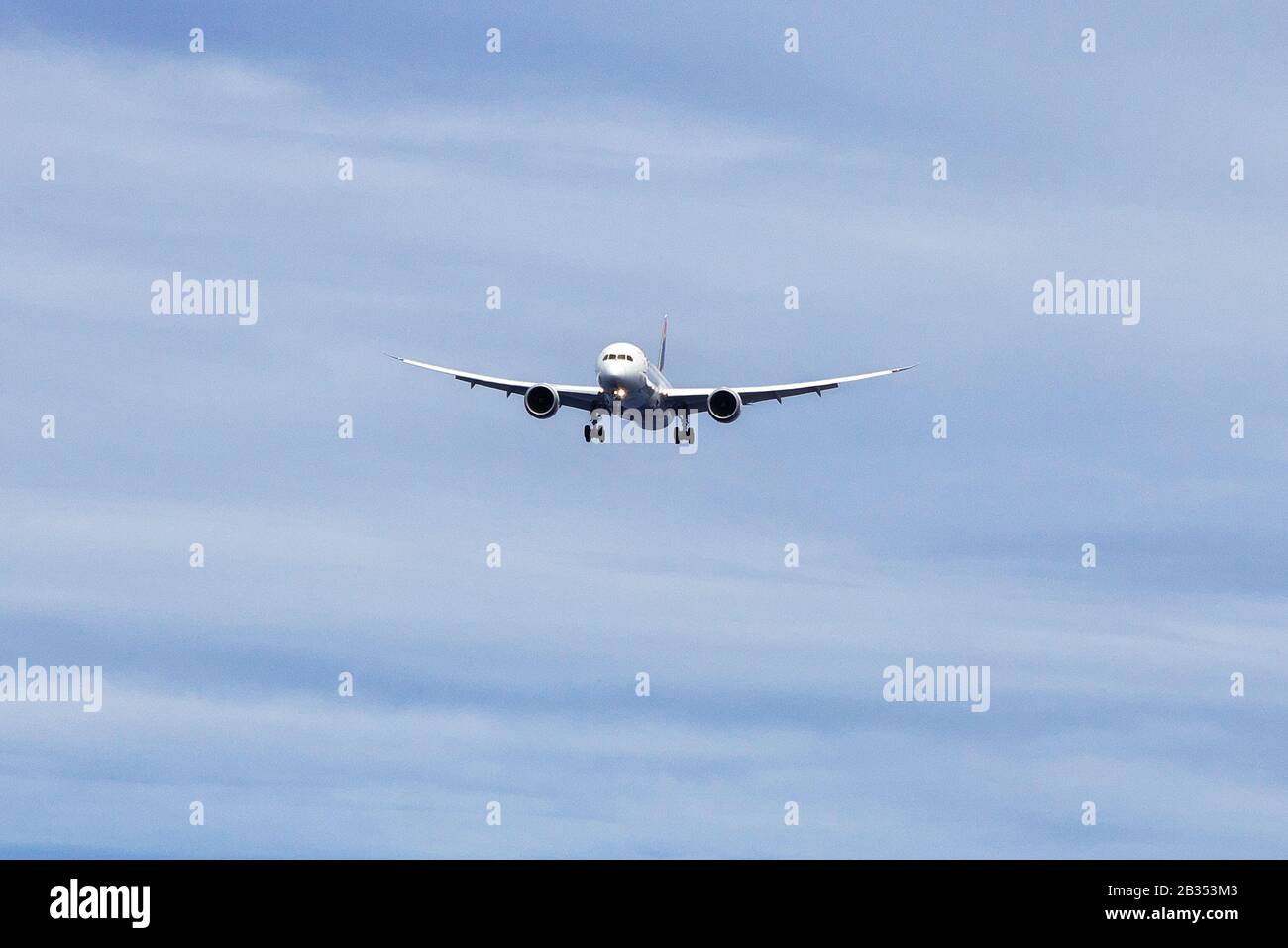 Hanga Roa, Easter Island/Chile - 26. Dezember 2019: LATAM-Fluggesellschaften fliegen in den Himmel von Rapa Nui, Easter Island, Chile Stockfoto