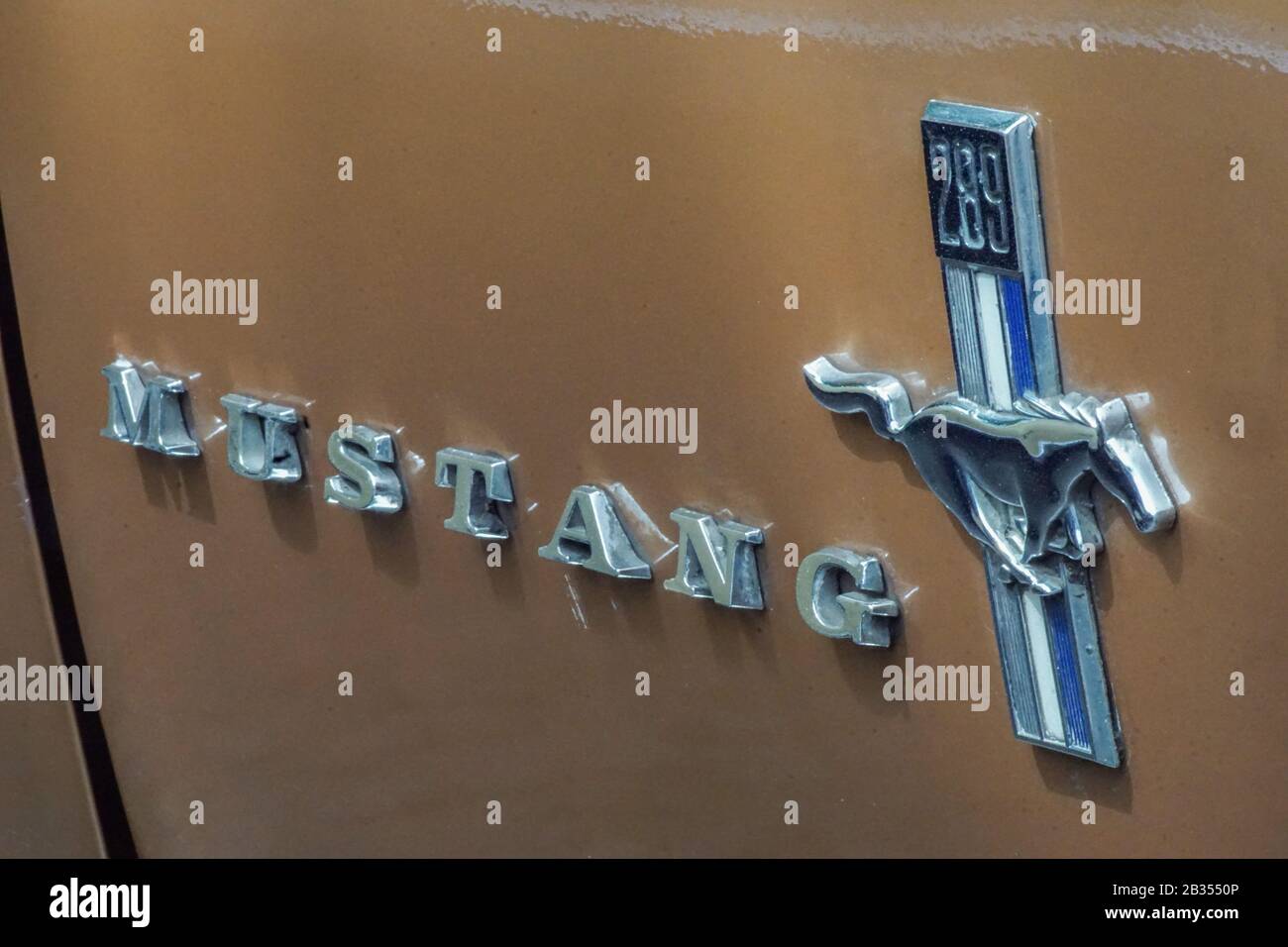 Welfenallee, Berlin, Deutschland - 16. juni 2018: Logo Wildpferd auf einem alten Mustang Oldtimer Auto Stockfoto