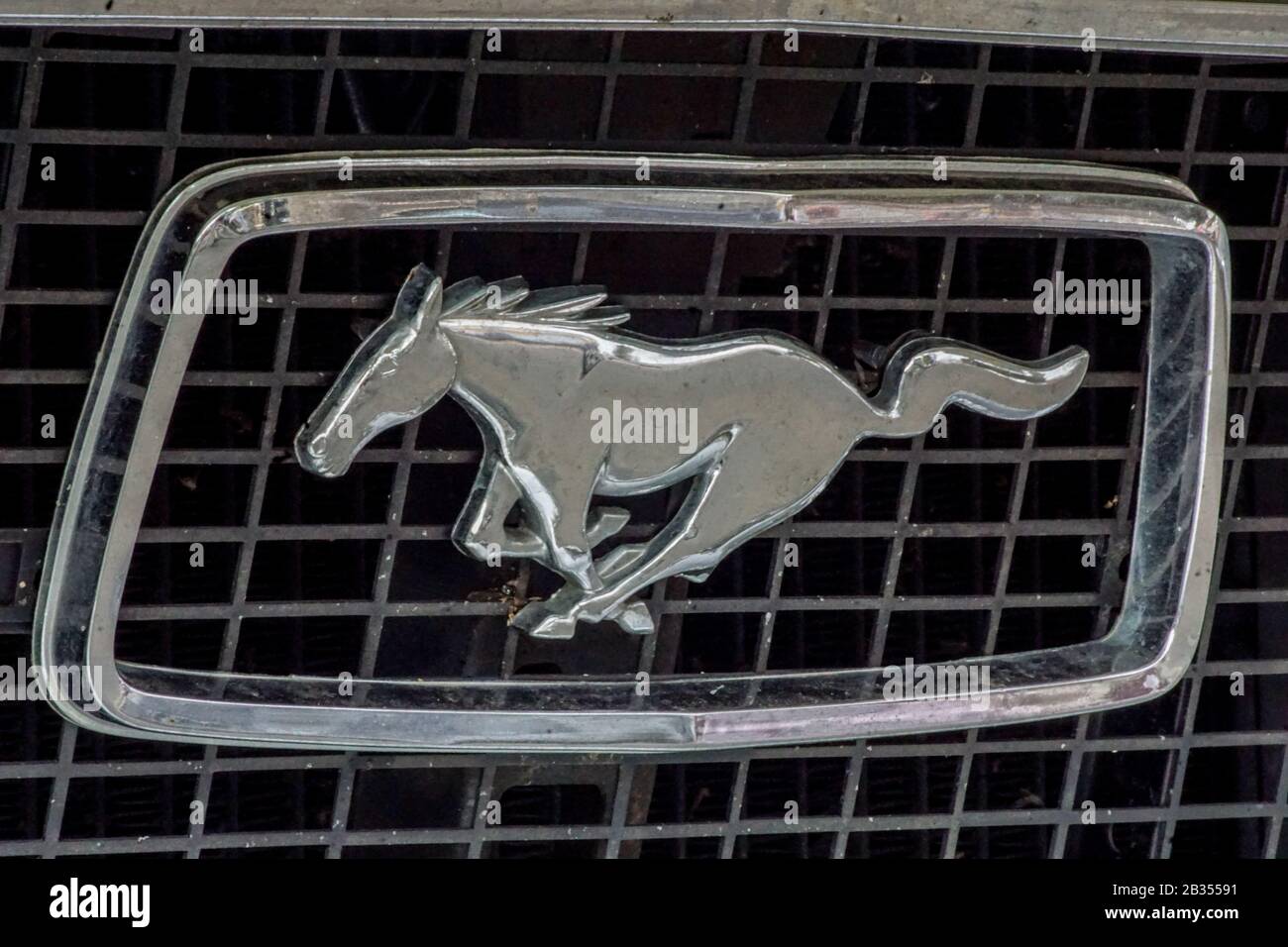 Welfenallee, Berlin, Deutschland - 16. juni 2018: Logo Wildpferd auf einem alten Mustang Oldtimer Auto Stockfoto