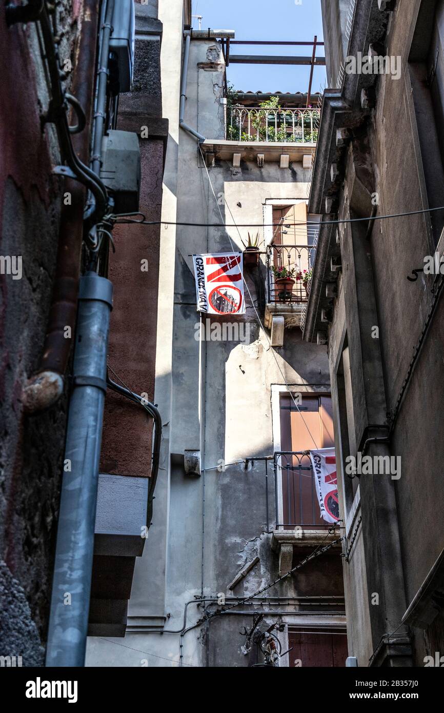 "No Grandi Navi"-Banner hängt von den Fenstern. Einheimische protestieren gegen die vielen Kreuzfahrtschiffe in Venedig, Italien. Stockfoto